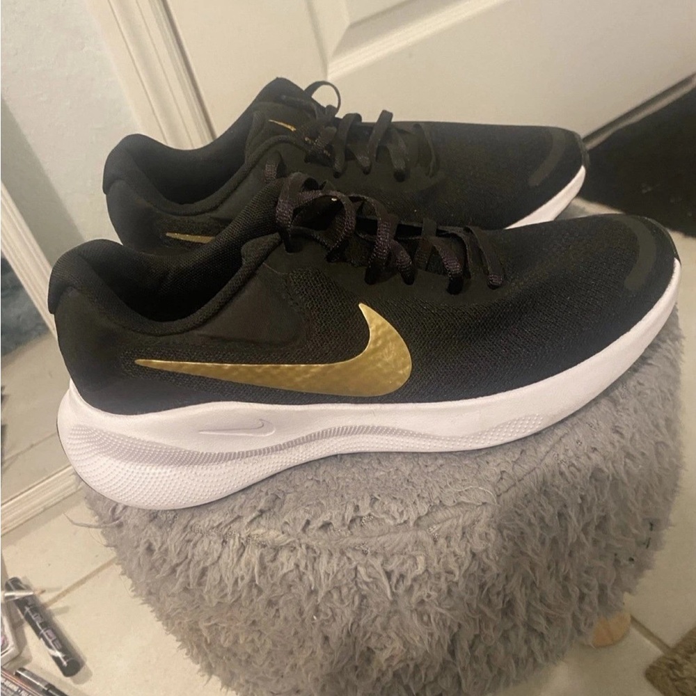 Nike Pegasus 39 black sneakers with gold swoosh women’s size 6